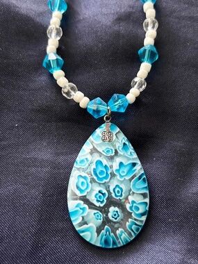 NECKLACE ACRYLIC MURANO-LIKE BLUE/WHITE OVAL WITH WHITE GLASS BEADS & BLUE &